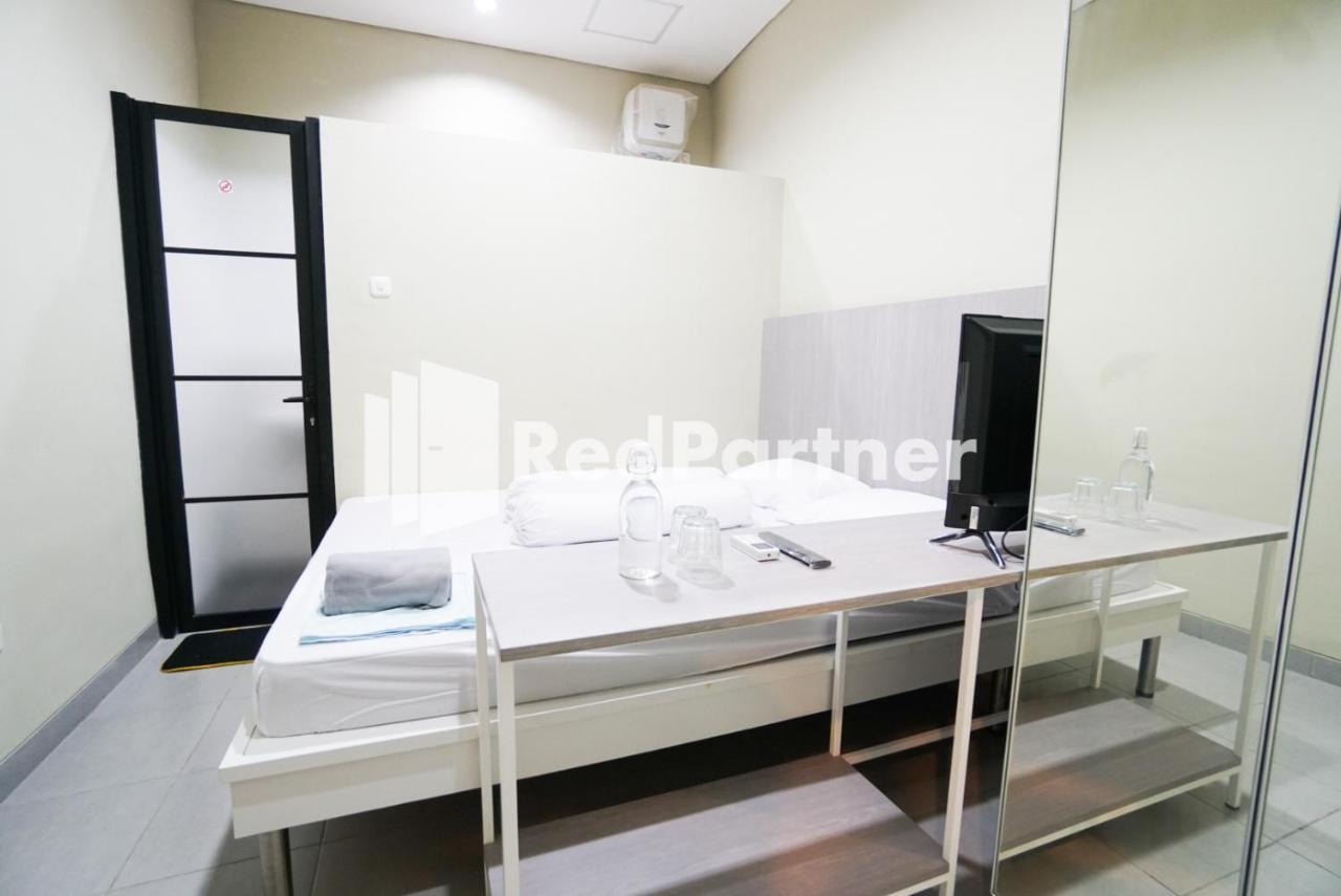 Tomang Gelong Guest House Syariah Mitra Reddoorz Jakarta Buitenkant foto