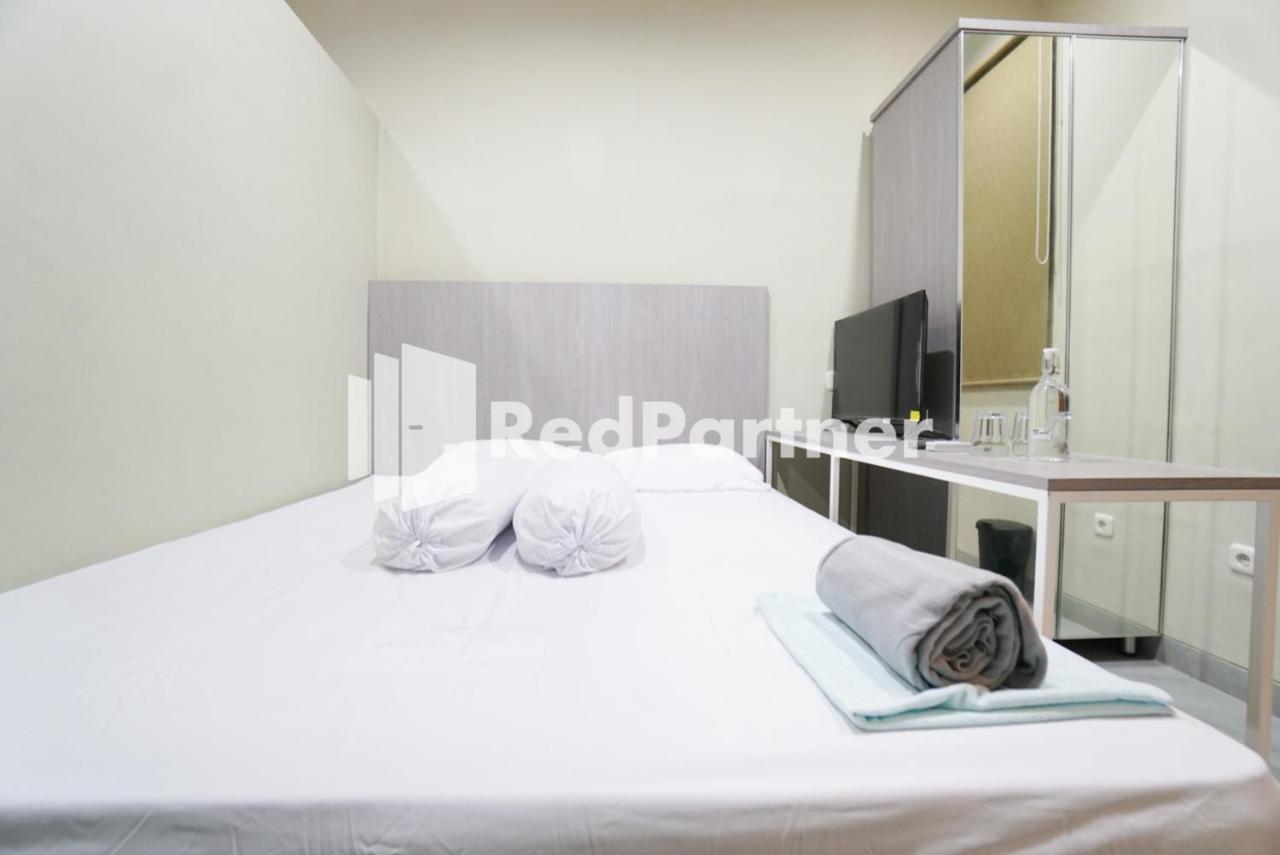 Tomang Gelong Guest House Syariah Mitra Reddoorz Jakarta Buitenkant foto