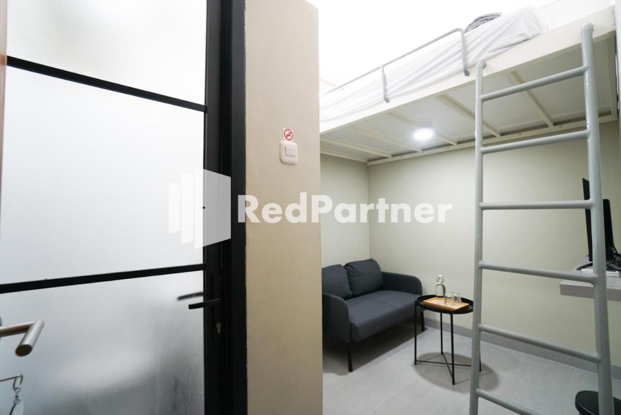 Tomang Gelong Guest House Syariah Mitra Reddoorz Jakarta Buitenkant foto