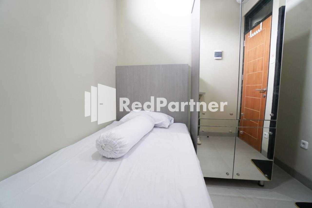 Tomang Gelong Guest House Syariah Mitra Reddoorz Jakarta Buitenkant foto