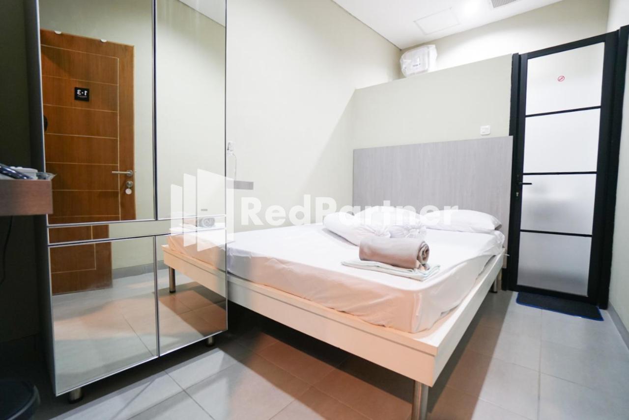 Tomang Gelong Guest House Syariah Mitra Reddoorz Jakarta Buitenkant foto