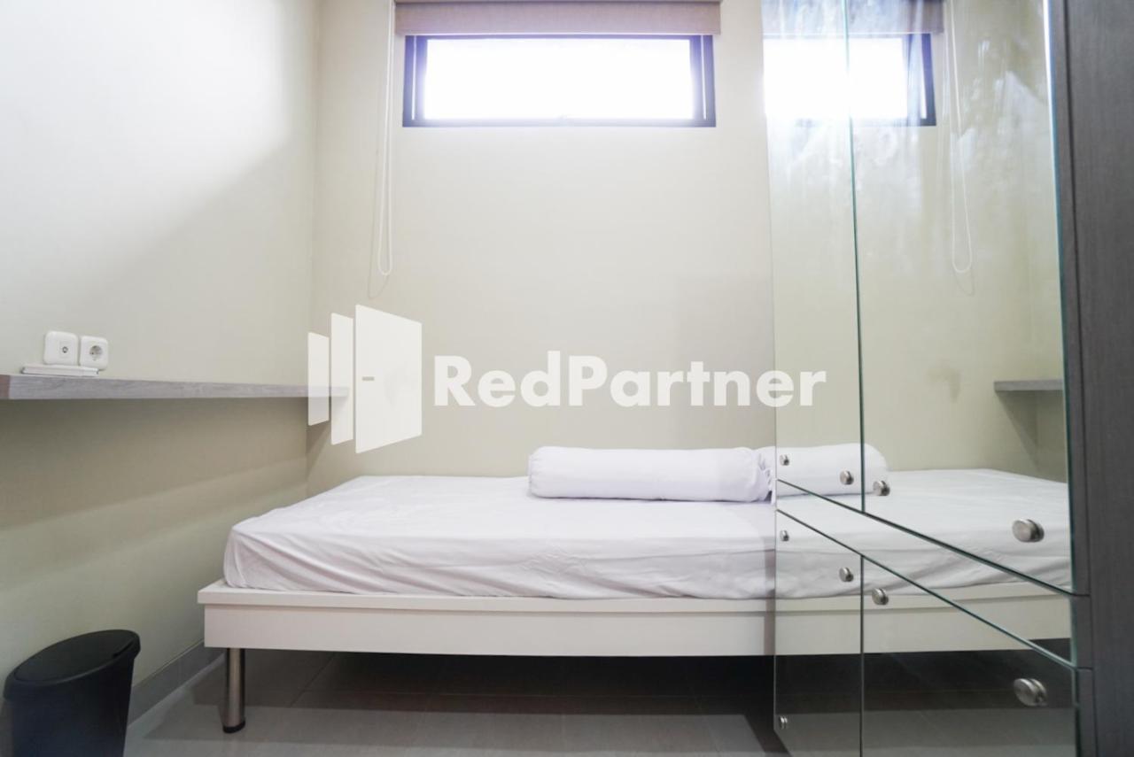 Tomang Gelong Guest House Syariah Mitra Reddoorz Jakarta Buitenkant foto