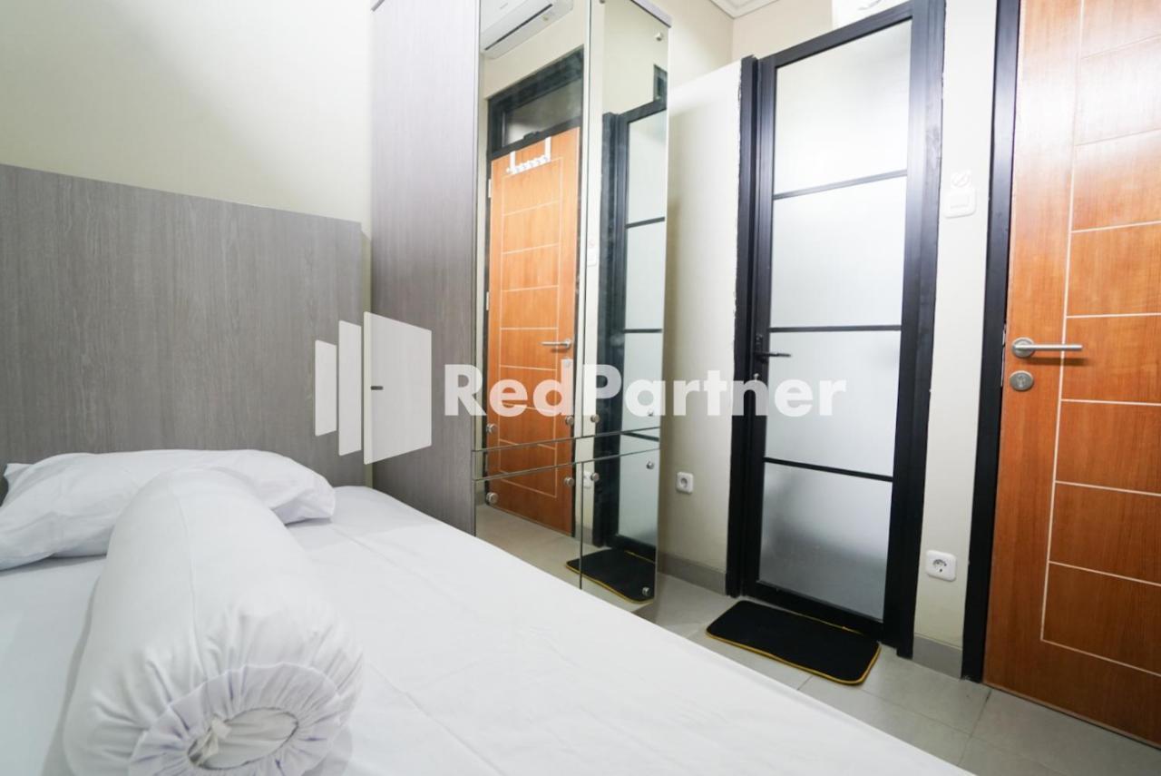 Tomang Gelong Guest House Syariah Mitra Reddoorz Jakarta Buitenkant foto