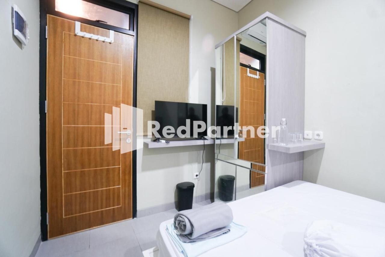 Tomang Gelong Guest House Syariah Mitra Reddoorz Jakarta Buitenkant foto