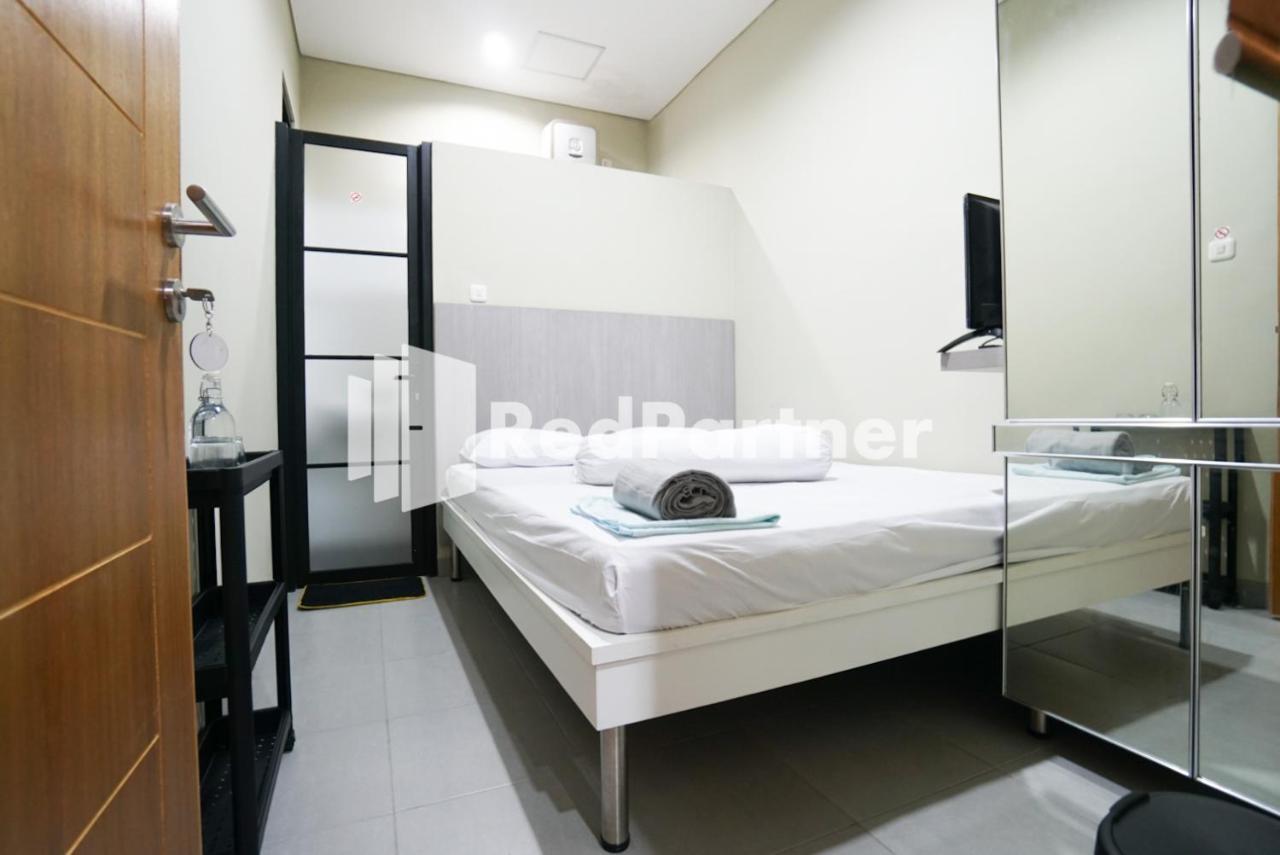 Tomang Gelong Guest House Syariah Mitra Reddoorz Jakarta Buitenkant foto