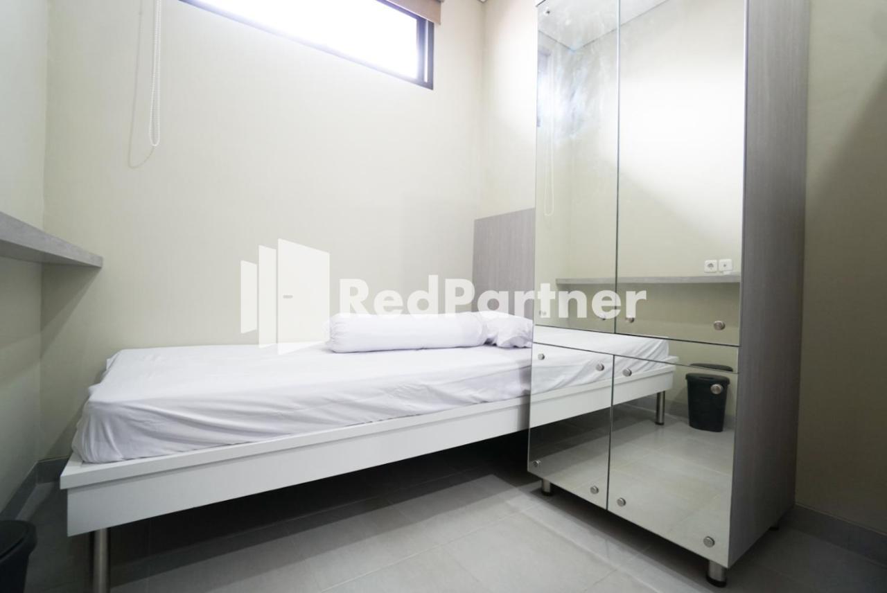 Tomang Gelong Guest House Syariah Mitra Reddoorz Jakarta Buitenkant foto