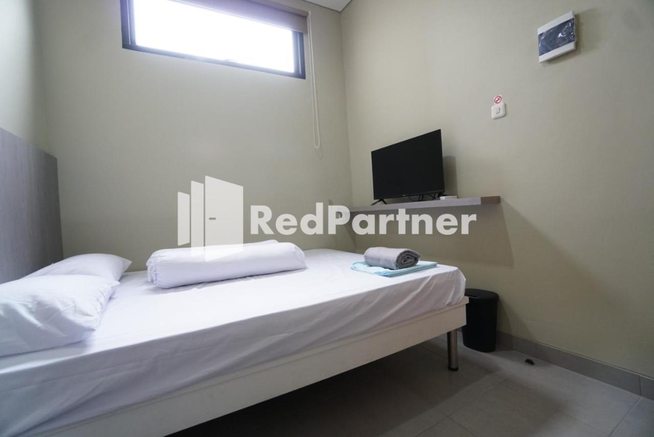 Tomang Gelong Guest House Syariah Mitra Reddoorz Jakarta Buitenkant foto