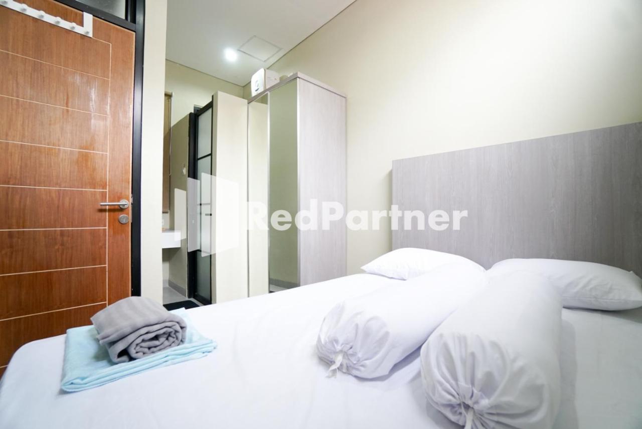 Tomang Gelong Guest House Syariah Mitra Reddoorz Jakarta Buitenkant foto