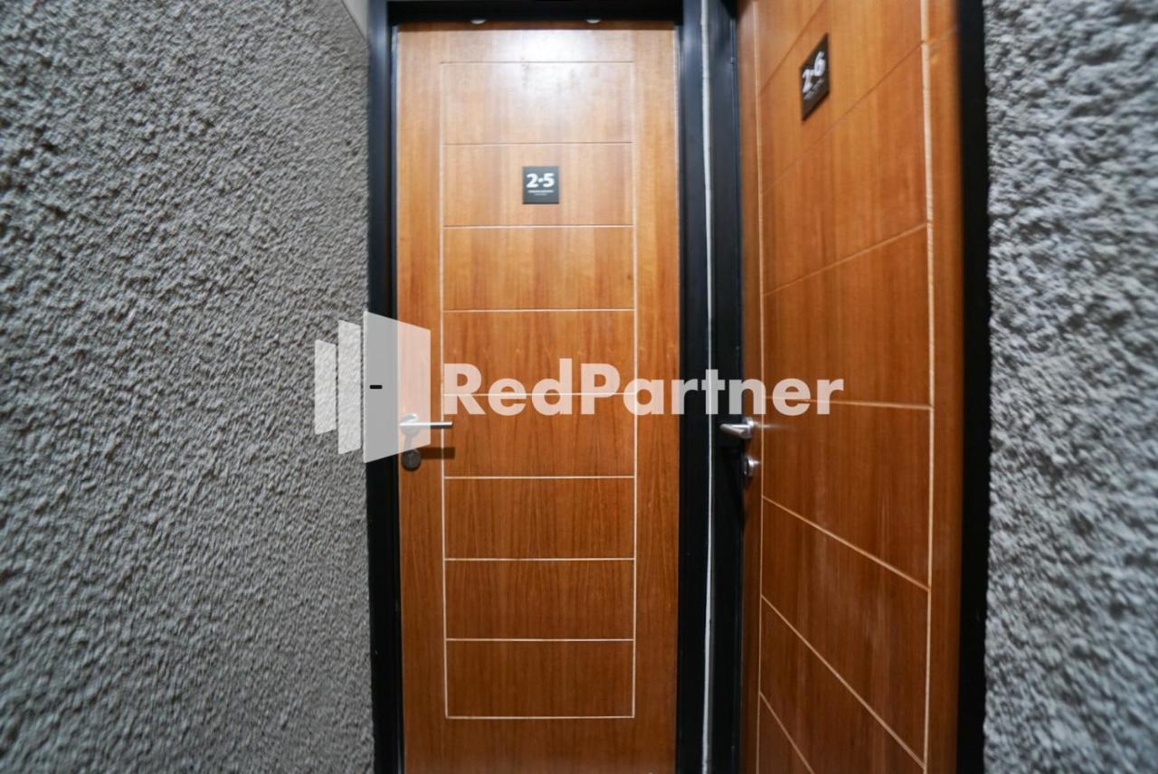 Tomang Gelong Guest House Syariah Mitra Reddoorz Jakarta Buitenkant foto